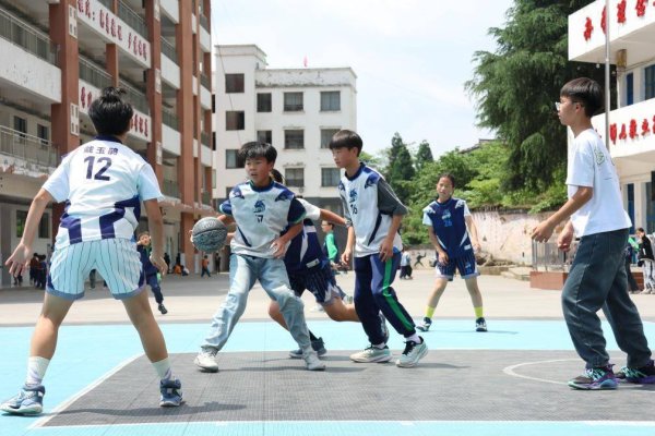 配资114平台登录入口 这所乡村小学，10年打坏1000多个篮球——中小学“以体育人”成效观察之二